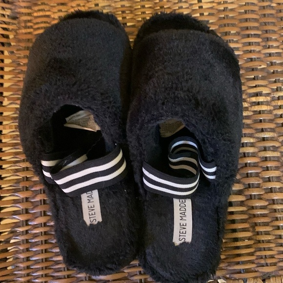 Steve Madden Women's Black and White Fuzzy Slippers - Picture 9 of 13